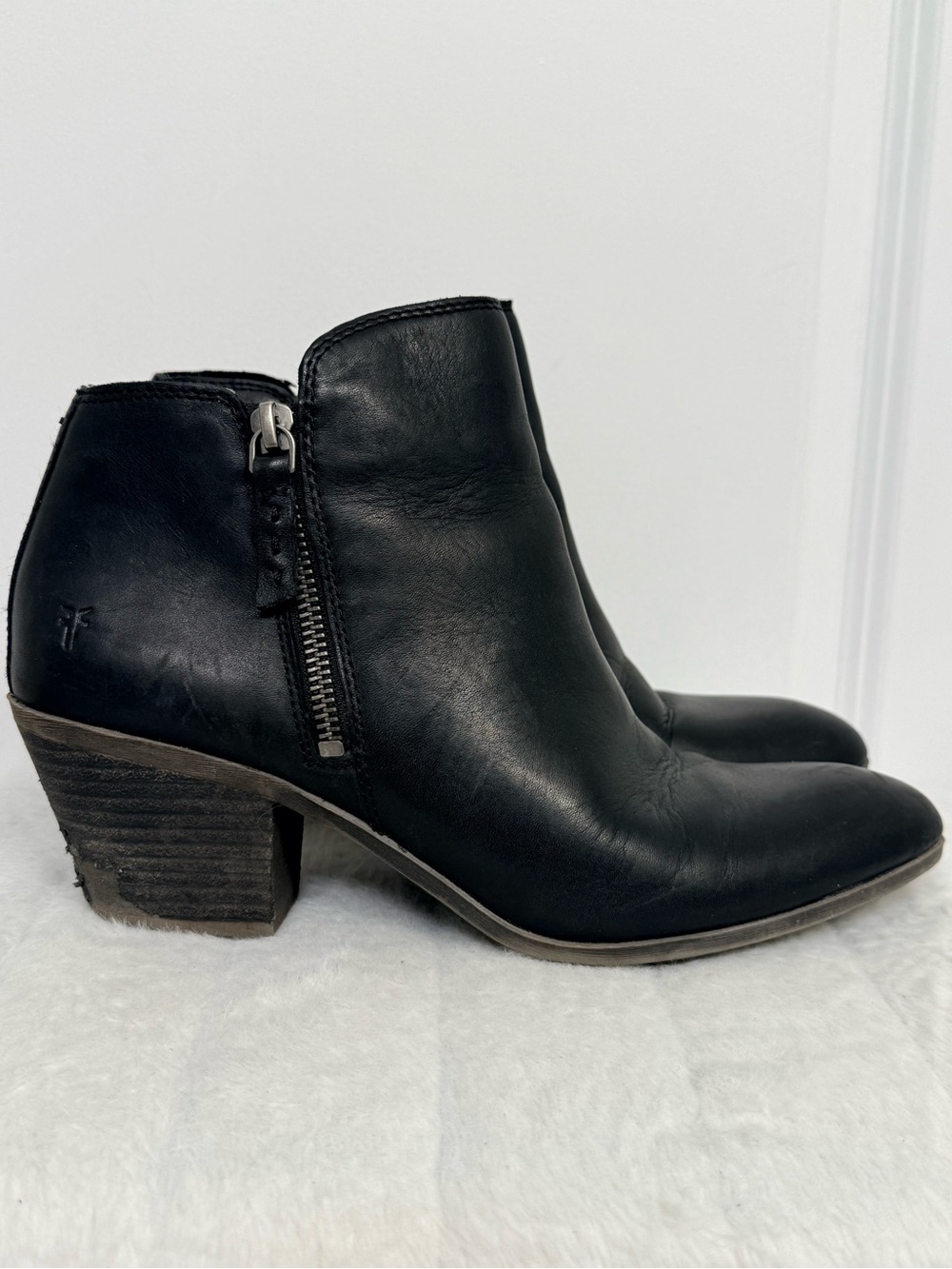 Frye Women’s 9.5 Black Leather Ankle Boots Western Side Zip Block Heel 3471738